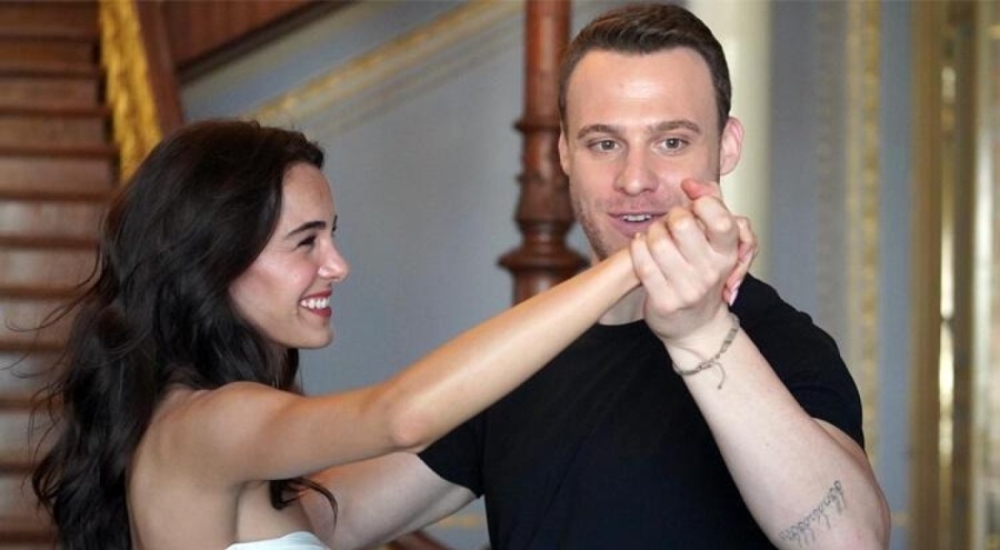 Vals dersi alan Hafsanur Sancaktutan'a Kerem Bürsin eşlik etti