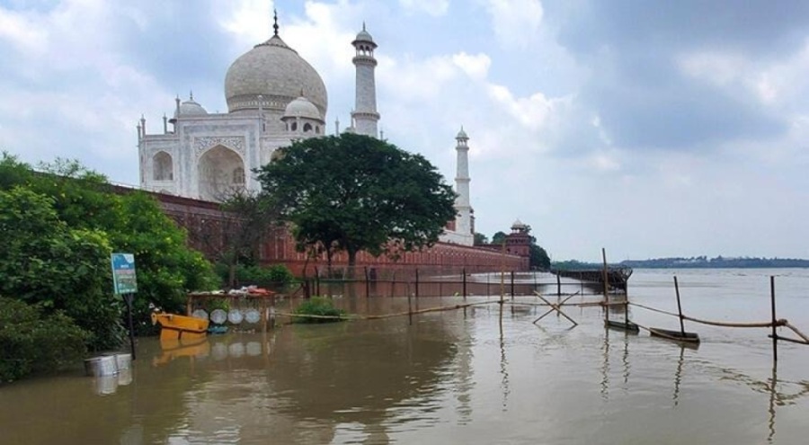 Tac Mahal sular altında kaldı!
