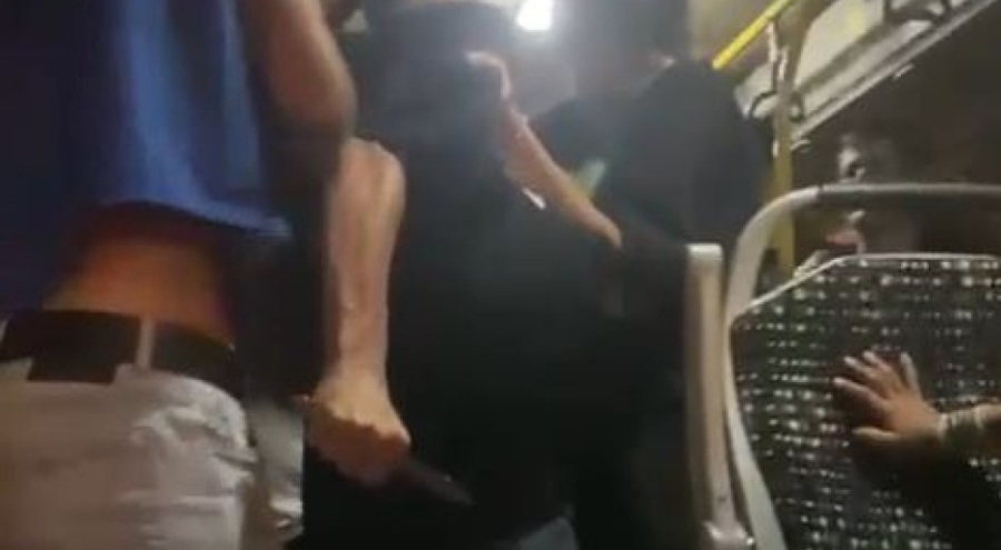 Bıçakla minibüste terör estirdi