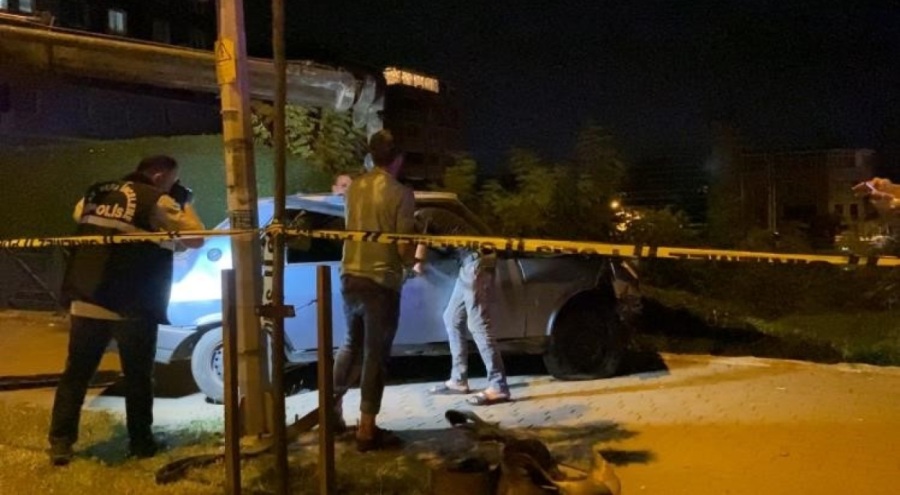 Bursa'da kontrolden çıkan araç inşaat alanına uçtu!