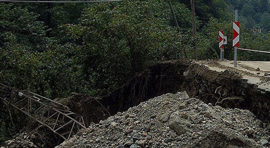 Hindistan'da toprak kayması nedeniyle 10 kişi hayatını kaybetti