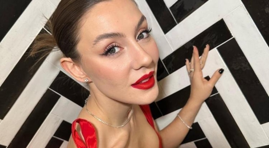 Ege Kökenli bikinili pozuyla beğeni topladı