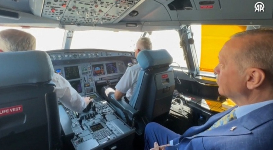 Erdoğan, yenilenen Ercan Havalimanı'na inişi uçağın kokpitinden izledi