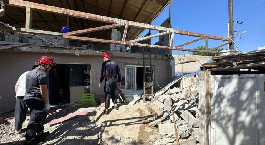 Kahramanmaraş'ta hasarlı binanın çatısı çöktü