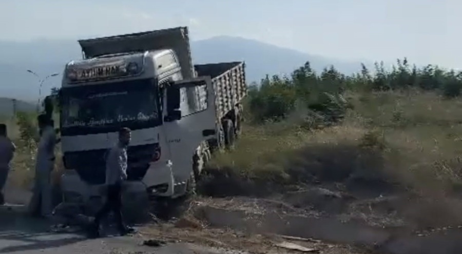 Bursa'da freni patlayan kamyon yoldan çıktı