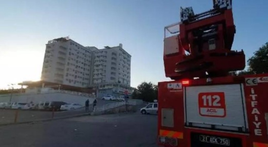 Sigara izmariti hastane çatısını yaktı, hastalar tahliye edildi
