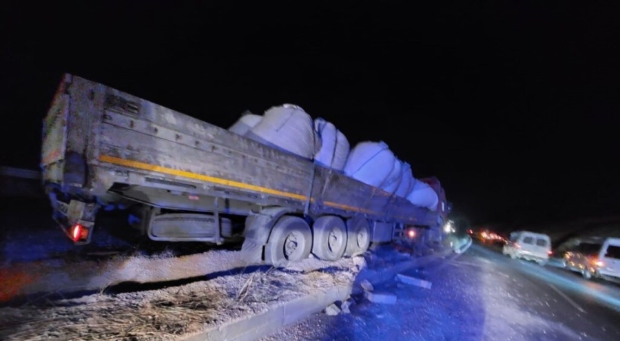 Milas - Bodrum karayolunda TIR refüje takıldı