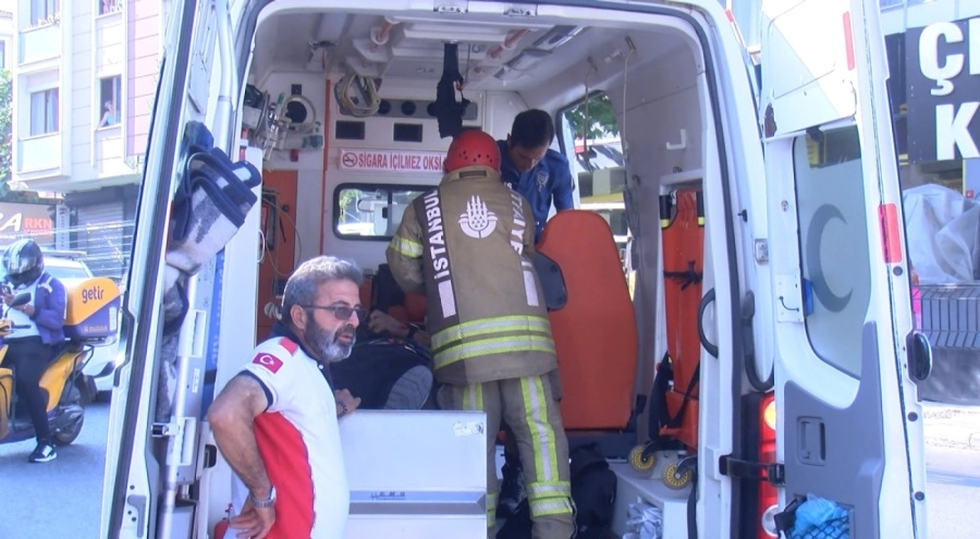 Kartal'da kazada devrilen otomobildeki sürücü tavan camı kırılarak çıkarıldı