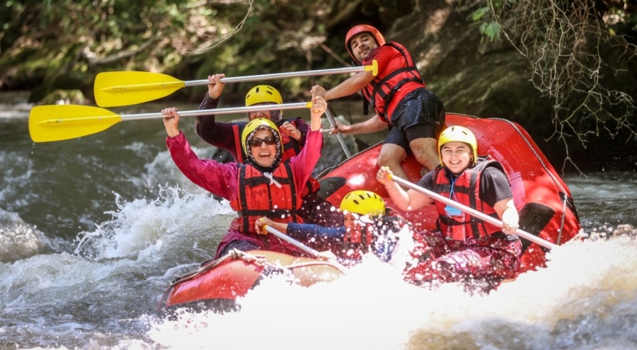 Bursalı kadınlardan yöresel kıyafetlerle rafting