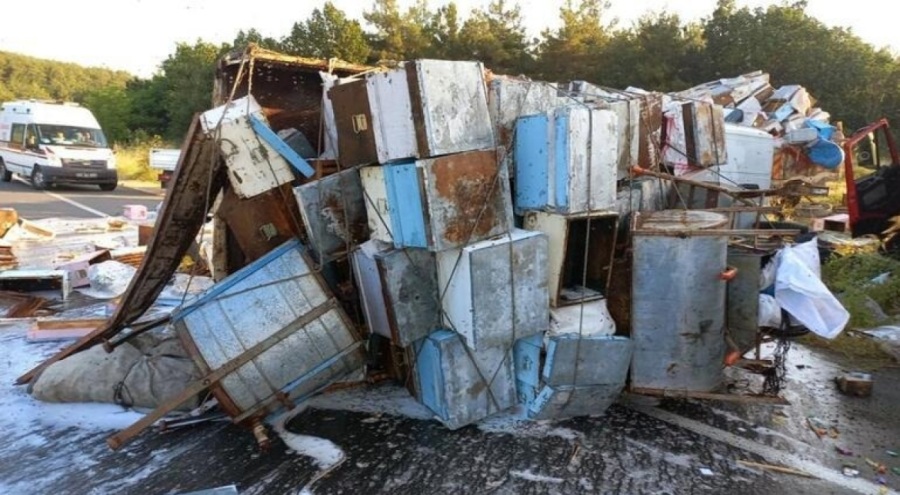 Edirne'de tırla arı kovanı dolu kamyonet birbirine girdi: 4 ölü