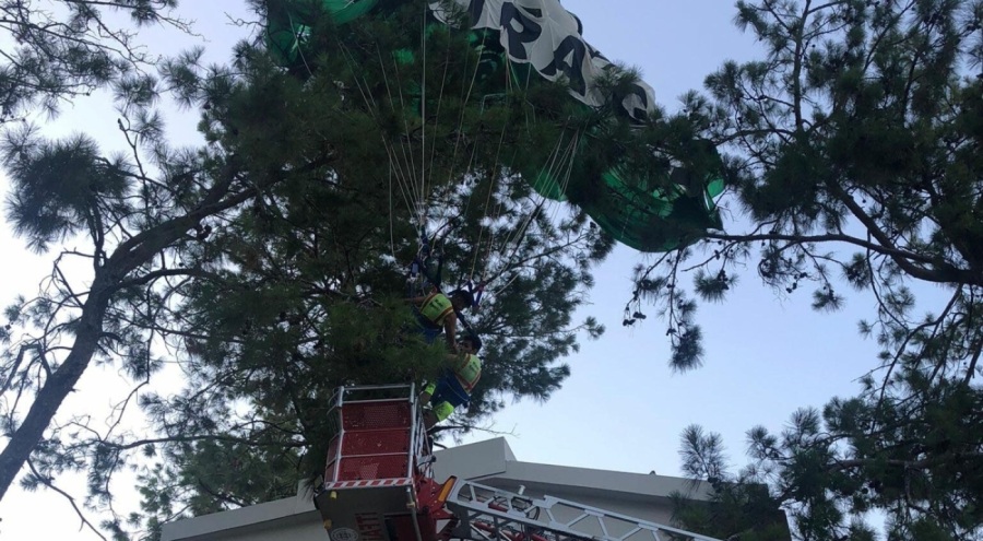 Marmaris'te tekneye bağlı paraşütün ipi koptu!