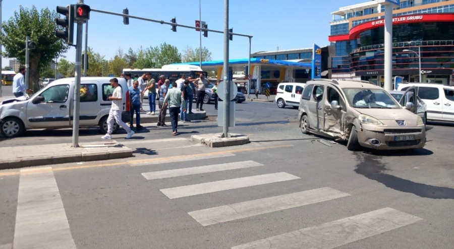 Hatalı dönüş yapan otomobil, zincirleme kazaya neden oldu; 1'i çocuk, 5 yaralı