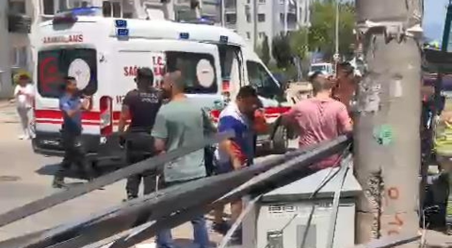 Bursa'da demir profil yüklü kamyonetten kırmızı ışıkta kaza!
