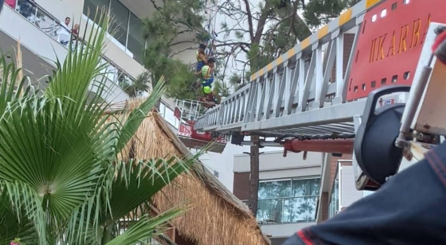 Muğla'da deniz paraşütündeki 2 kişi düştükleri ağaçta asılı kaldı