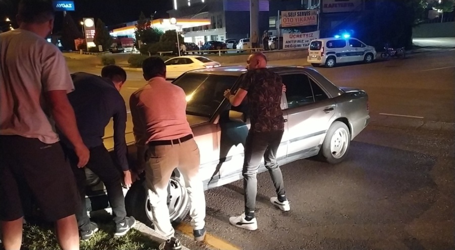 Çorum'da el freni çekilmeyen otomobil refüje çıktı