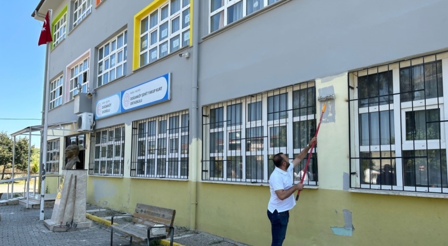 Fırçayı eline alan gönüllüller okulları boyadı