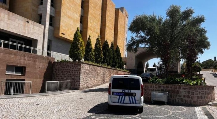 Eşini ve 6 yaşındaki kızını otelin havuzunda bıçaklayarak öldürdü