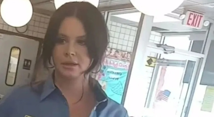 Ünlü şarkıcı Lana Del Rey waffle dükkanında garsonluk yaptı