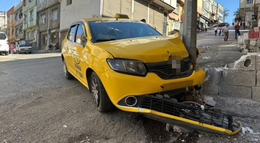 Taksi yayaların arasına daldı! Yaralılar var...