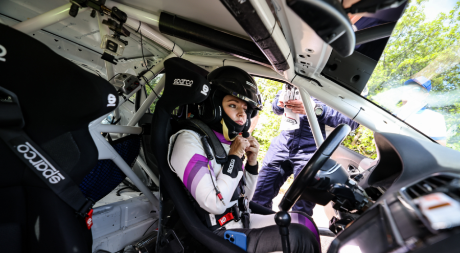 Türkiye'nin ilk engelli ralli pilotu pistlerde engel tanımıyor