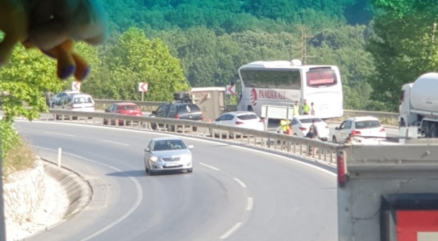 Devrilen kamyon Bursa-Yalova ulaşımını aksattı