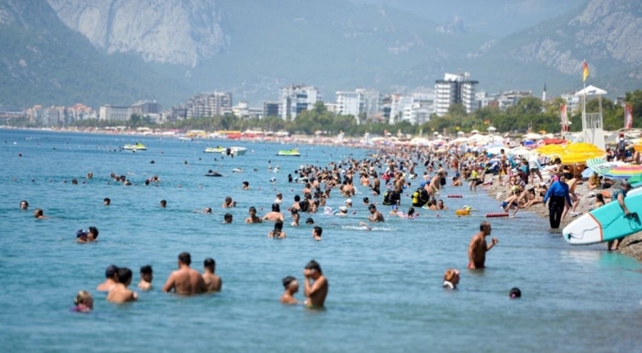 Sıcak hava Antalya'da etkisini gösterdi