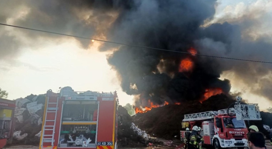 Kocaeli'de geri dönüşüm fabrikasında yangın