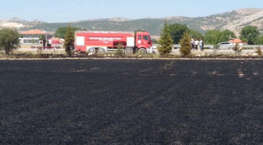 40 dönüm buğday tarlası küle döndü