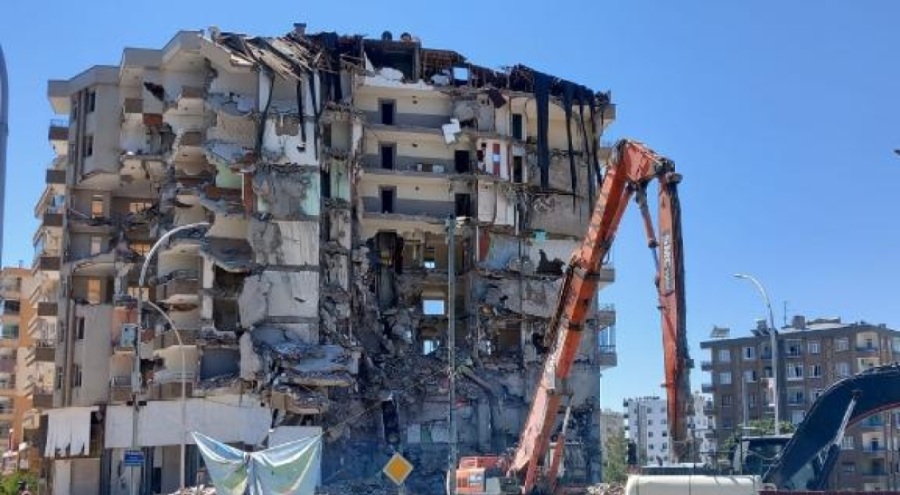 Diyarbakır'da 6 katlı bina yıkım sırasında çöktü