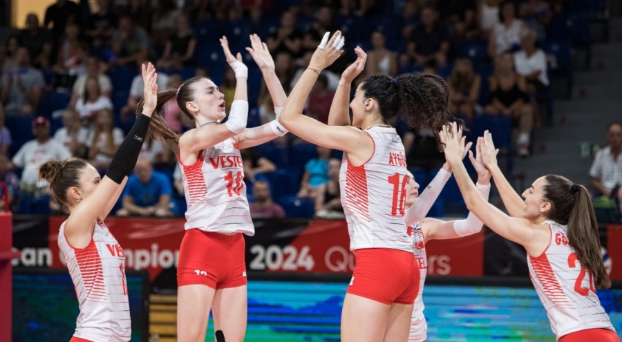 U22 Kadın Voleybol Takımı yenilgisiz lider