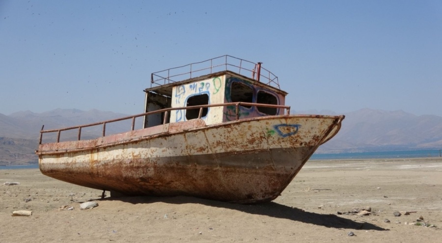 Van Gölü çekilmeye başladı!