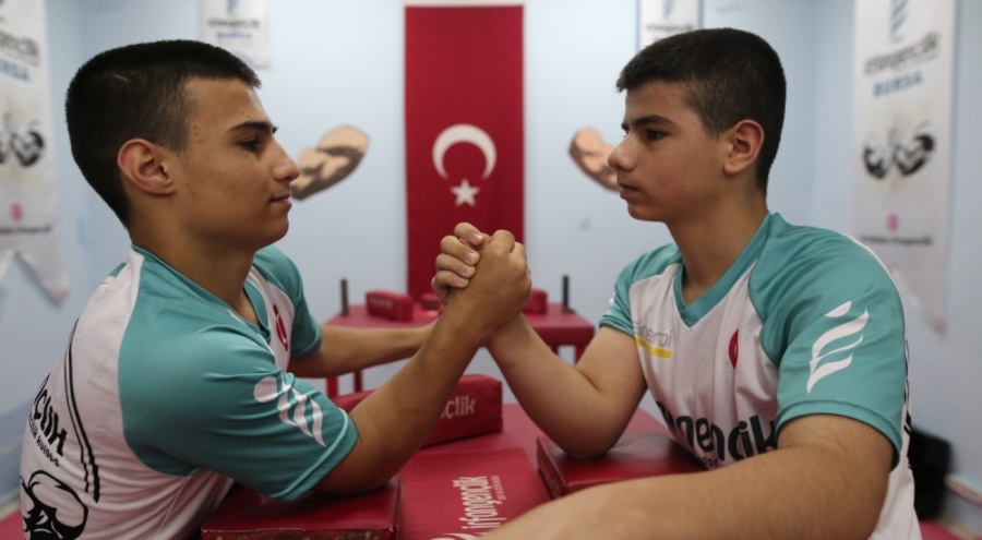 Bursa'da ikiz kardeşler beraber milli sporcu olma hakkı kazandı!