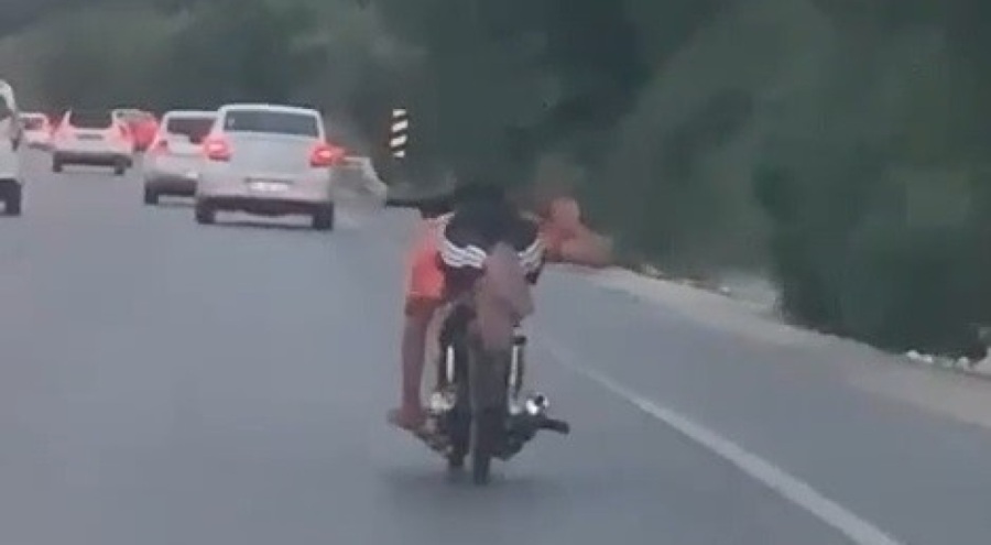 Bursa'da motosikleti yatarak kullandı!