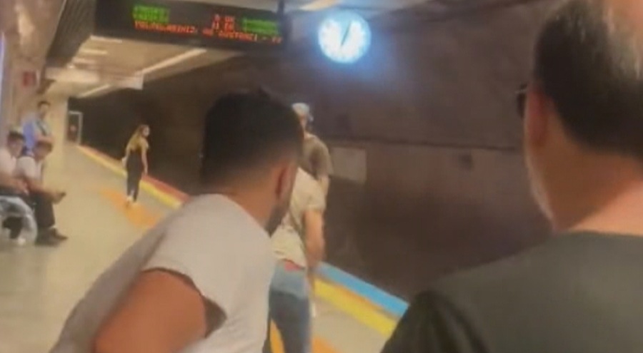 Marmaray'da 13 yaşındaki kızın videosunu çektiği iddia edilen şahıs darbedildi!