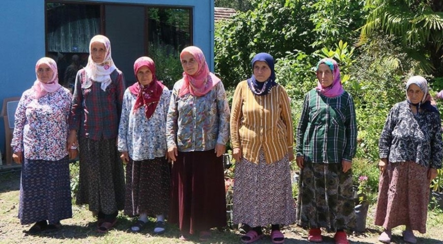 Hiç evlenmeyen 7 kız kardeş çiçek satarak geçiniyorlar