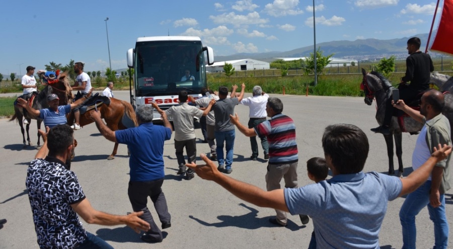 Endonezyalı gelini atlı ciritçiler karşıladı