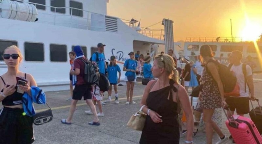 Rodos Adası'daki turistler Marmaris'e getirildi