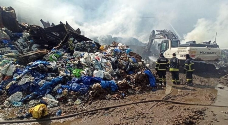 Geri dönüşüm fabrikasındaki yangında soğutma çalışmaları sürüyor