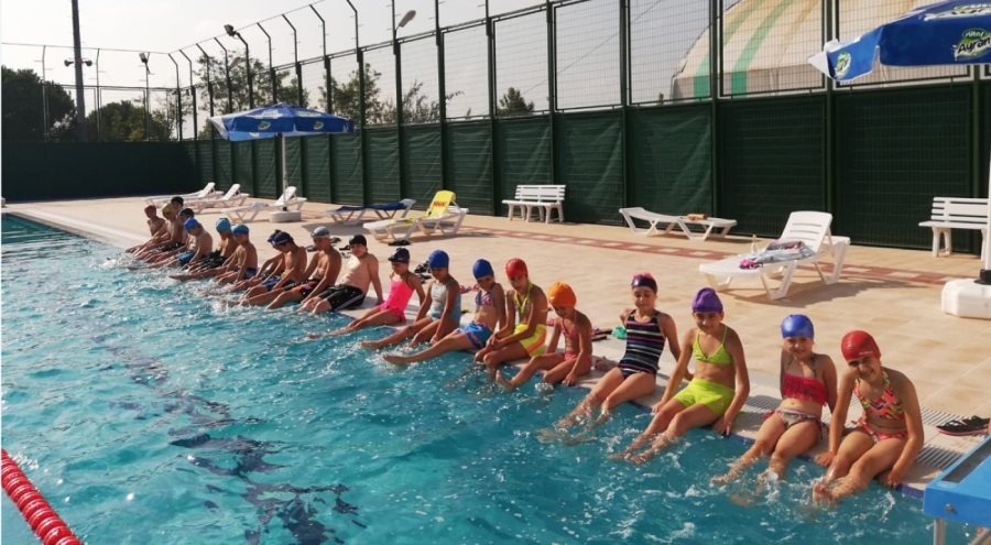 Bursa Karacabey'de açık yüzme havuzu her yaşahizmet veriyor