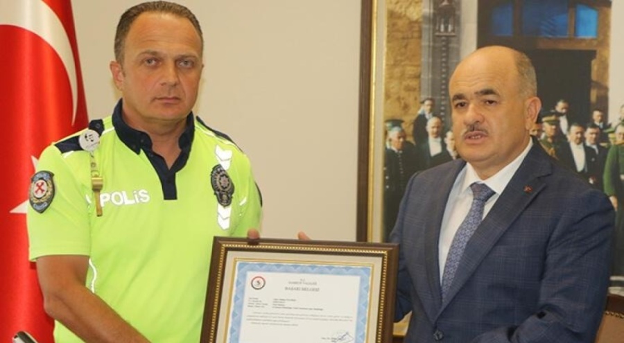 Motosikletli gence verdiği nasihatle sosyal medyada gündem olmuştu! Başarı belgesi aldı