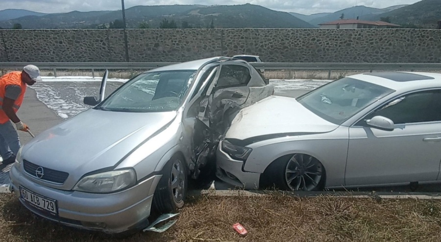 Tokat'ta 2 otomobil kavşakta çarpıştı: Ölü ve yaralılar var