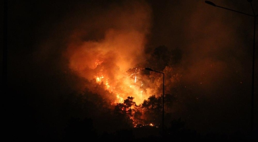 Antalya Valisi: "Yangın 3,5 kilometre yayıldı, müdahale devam ediyor"