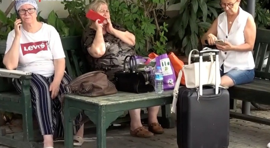 Adana'da depremden sonra kimi valizini, kimi bebeğini alıp sokağa koştu!