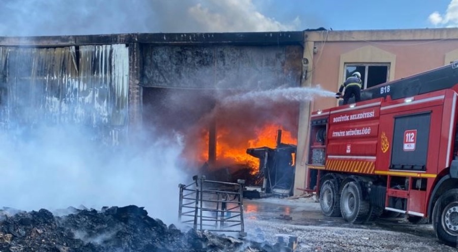 Bozüyüklü itfaiyeciler İnönü'deki fabrika yangına müdahale etti