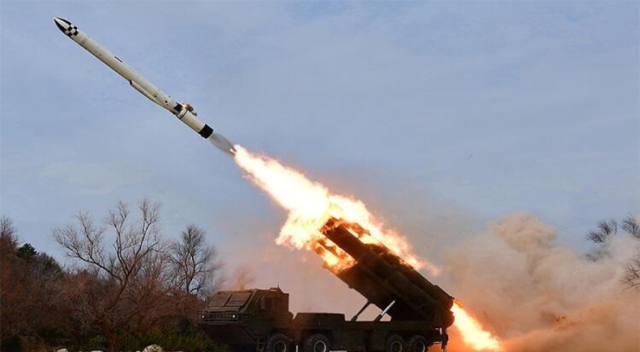 Kuzey Kore Japon Denizi'ne füze fırlattı!