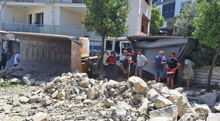 Kuşadası'nda freni boşalan kamyon 9 kişinin yaralanmasına neden oldu!