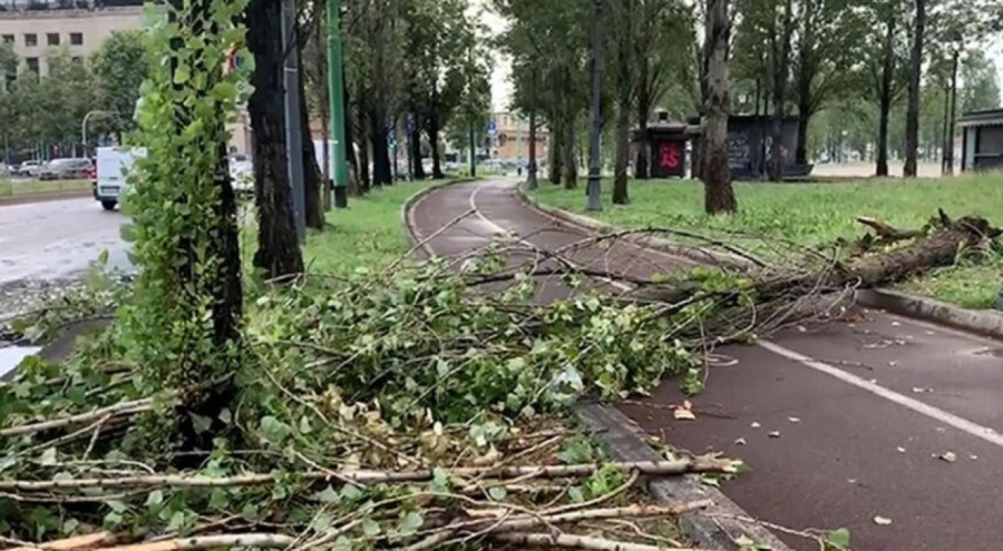 İtalya'da 2 kişi fırtınadan yaşamını yitirdi