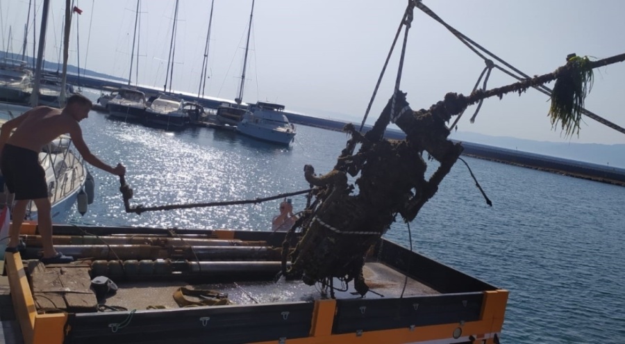 Edremit Körfezi'nde hayalet ağlar temizleniyor