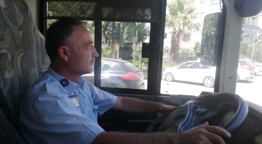 Bursa'da gündüz otobüs kullanıyor, gece şiir okuyor