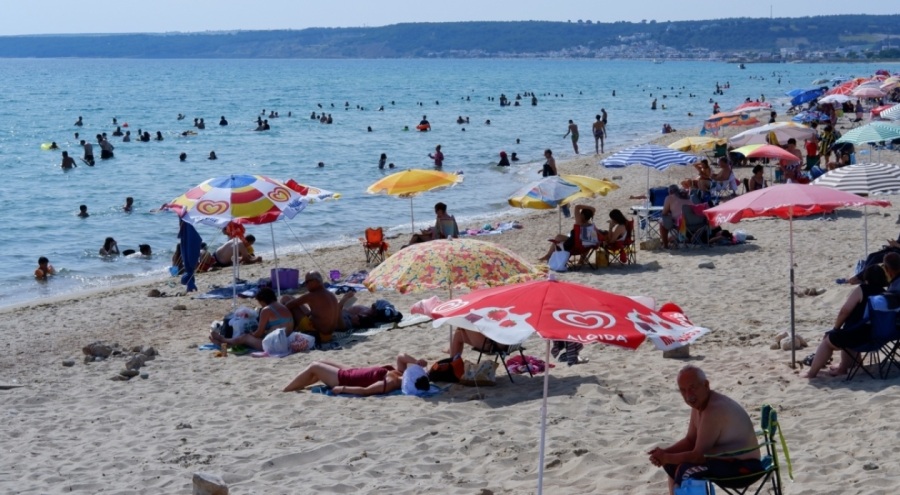 Sabahın erken saatlerinde akın ediyorlar: Sahillerde sıcak hava yoğunluğu